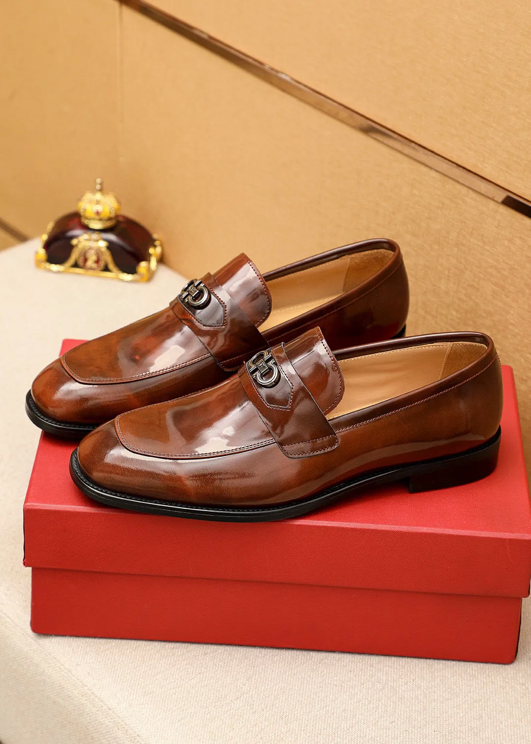 Men's shoes💰460💰 Product trademark: Ferragamo "Ferragamo" casual leather shoes Regular size: 38-44 (45🉑️customized) Product materials: Selected imported first-layer open-edge beaded cowhide leather upper + luxury hardware buckle, imported water-dyed cowhide leather lining. Strong three-dimensional visual effect, original outsole color: 1⃣️color optional